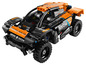 Een oranje en zwarte LEGO Technic raceauto met verschillende sponsors.
