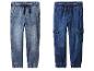 Twee paar kinderjeans, één met cargzakken.