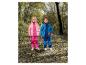Twee kinderen in roze en blauwe regenoutfits op een bospad.