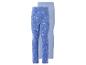 Twee paar blauwe kinderleggings, één met Elsa-print en bloemen, de andere effen.