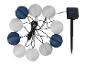 Op zonne-energie werkende lichtslinger met witte en blauwe papieren lantaarns en zonnepaneel.