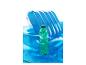Een fles water in een blauwe zwemband.