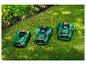 Drie Parkside robotmaaiers op een gazon.