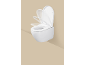 Wandcloset met soft-close zitting in beweging op een beige achtergrond.