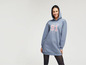 Een vrouw draagt een blauwe hoodie met de tekst 'Together since 91'.
