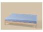 Houten bed met lichtblauw matras