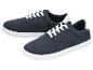 Een paar donkerblauwe sneakers met witte veters en zolen.