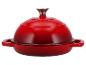 Rode gietijzeren pot met deksel.