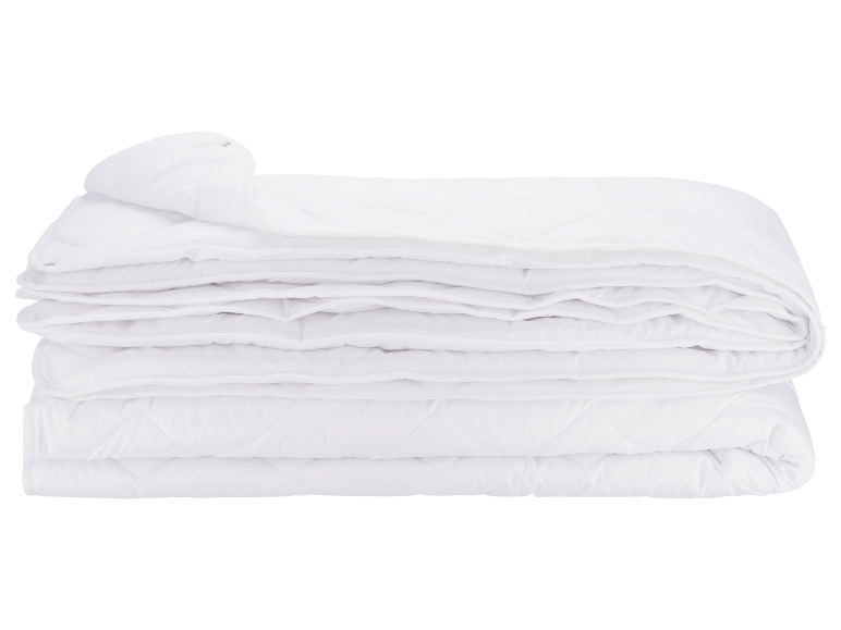 Een wit dekbed, opgevouwen en klaar voor gebruik.