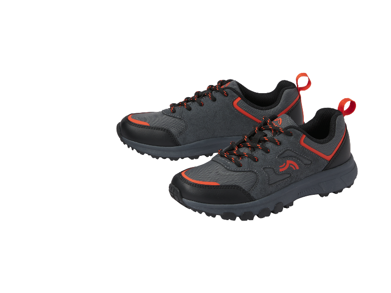 Een paar grijze wandelschoenen met oranje accenten.