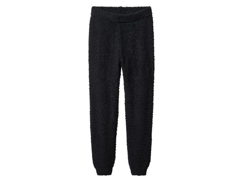 Zwarte pluizige joggingbroek.