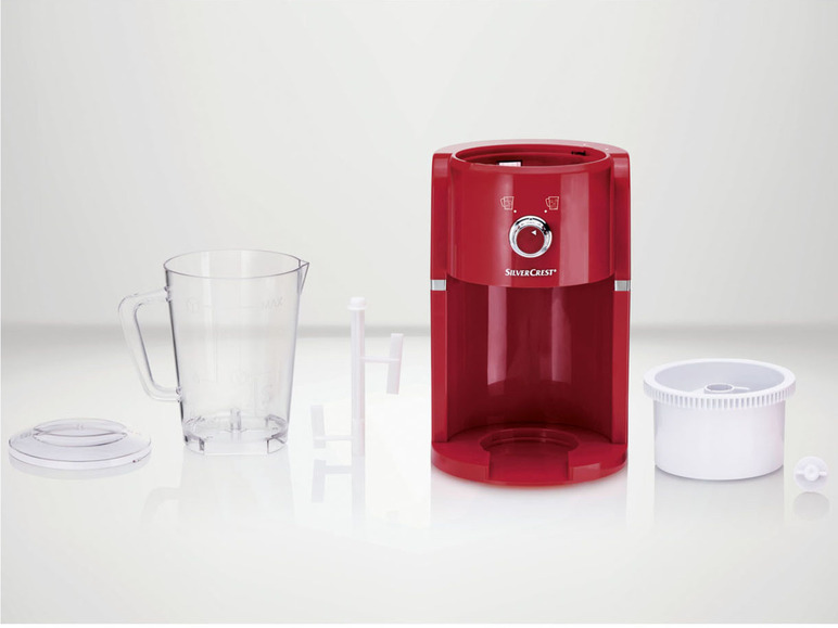 Een rode SilverCrest ijsmachine met een kan en losse onderdelen.