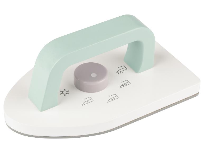 Wit en mintgroen speelgoedstrijkijzer met grijze draaiknop en strijksymbolen.