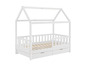 Een wit houten kinderbed met een huisvormig hoofdeinde en twee lades.
