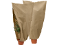 Twee potplanten bedekt met beige winterbeschermhoezen.