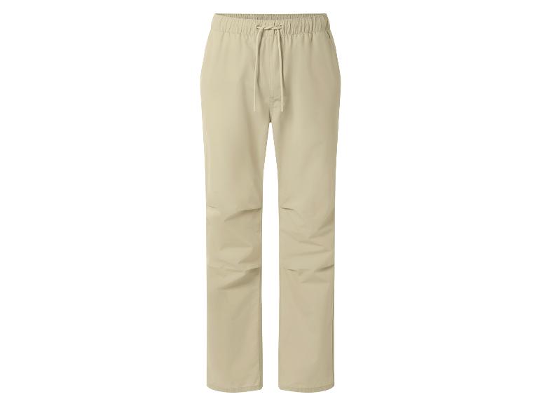 Beige casual herenbroek met elastische tailleband en trekkoord.