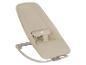 Beige babywipper met veiligheidsharnas en schommelbasis.