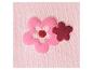 Roze stof met geborduurde roze en bordeauxrode bloemen.