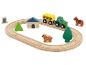 Houten speelgoedset met boerderijthema, tractor, wagen, dieren en rails.
