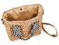 Stro tas met beige stoffen voering, zwart-wit gestreepte handgreep en bruine riem.
