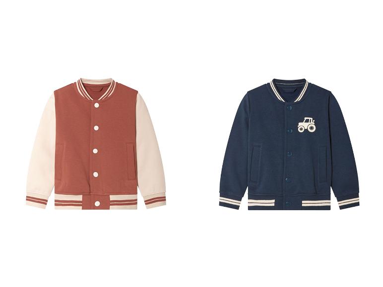 Twee baseballjacks voor kinderen; een terracotta, een donkerblauw.