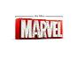 LEGO Marvel logo gebouwd met rode en witte stenen, 28 cm breed.