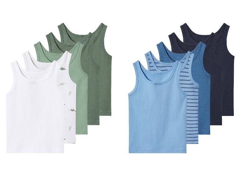 Zes jongenssinglets: drie groene en drie blauwe, waarvan één gestreept.