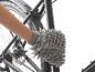 Een fiets schoonmaken met een microvezel handschoen.