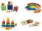 Vier verschillende houten speelgoedjes voor kinderen: bouwstenen, puzzel, toren en geometrische vormen.