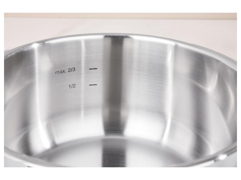 Binnenkant van een metalen kookpan met maatmarkeringen