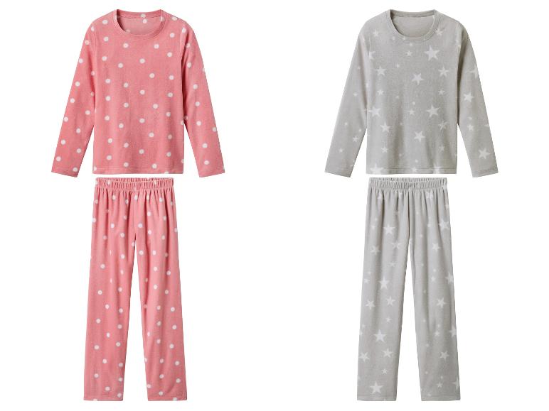 Twee pyjamasets: één roze met witte stippen en één grijs met witte sterren.
