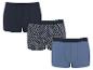 Verpakking van drie heren katoenen boxershorts: één marineblauw, één met geometrisch patroon en één lichtblauw.