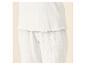Close-up van witte geribbelde pyjama met ruches.