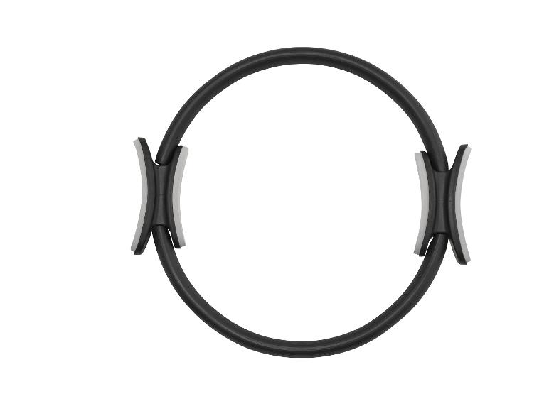 Zwarte pilatesring met grijze handvatten voor fitnessoefeningen.