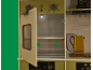 Houten speelgoedkeuken met een open oven en een brandend lampje.