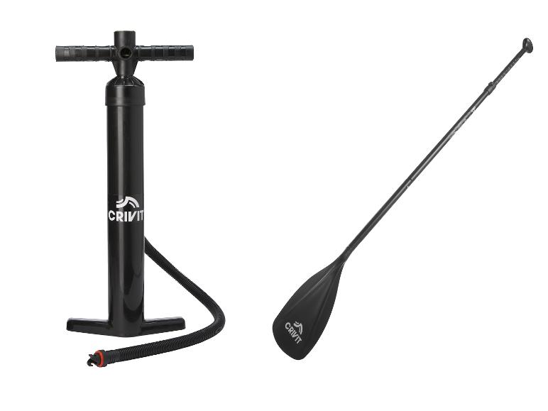 Zwarte handpomp met slang en een zwarte peddel voor watersport.