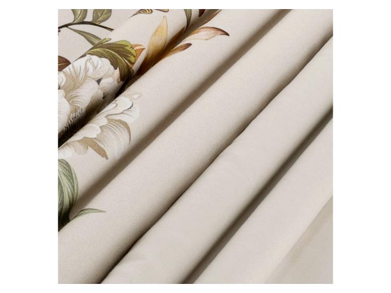 Zachte beige stof met bloemenpatroon.