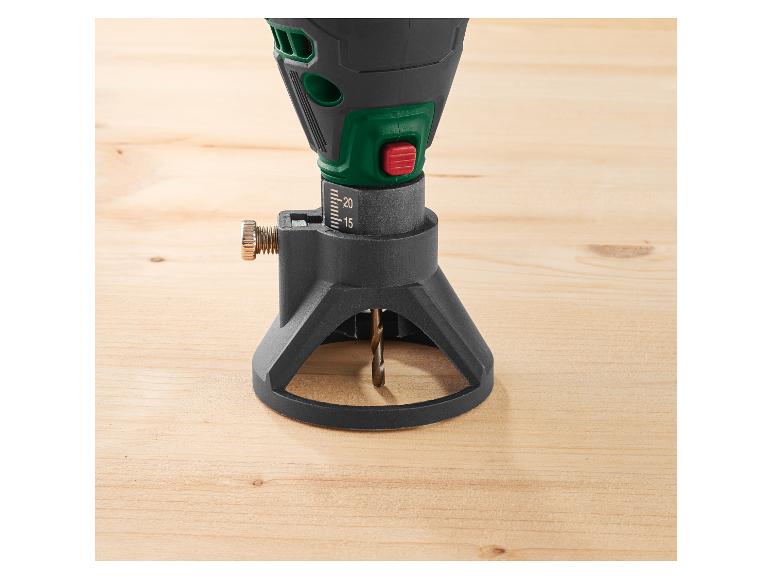 Elektrische boormachine met diepte-opzetstuk op een houten oppervlak