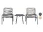 Tuinset met twee grijze stoelen en een ronde tafel.