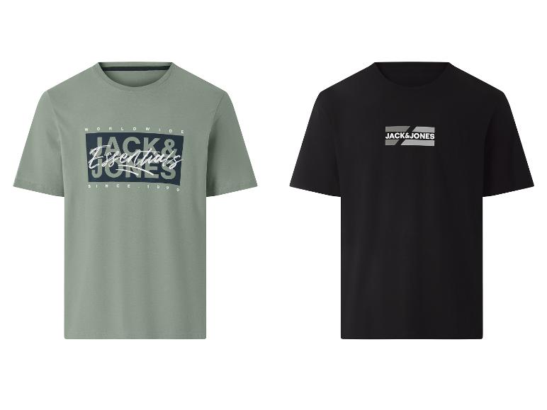 Twee T-shirts met korte mouwen: een groene met de tekst „WORLDWIDE JACK & JONES Essentials SINCE 1990” en een zwarte met de tekst „JACK & JONES”.
