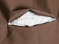 Bruine beanbag met zichtbare witte vulling.