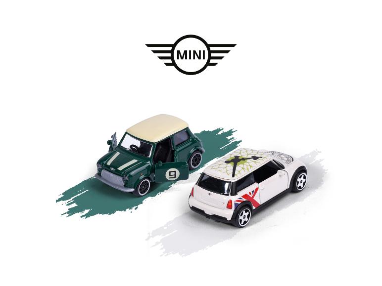 Twee speelgoedauto's, één groen met open deur en nummer 9, één wit met een Union Jack.
