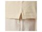 Beige polo shirt en bijpassende broek: detail van de stof.