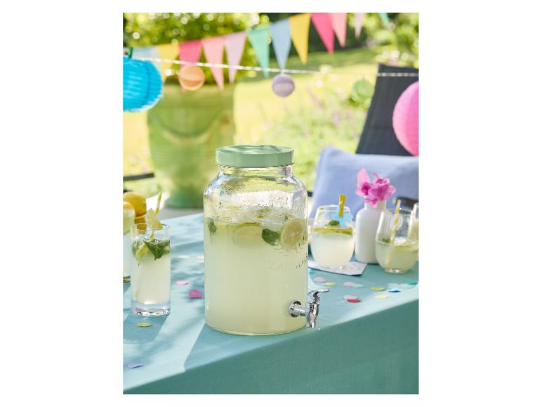 SILVERCREST® drankdispenser met limonade op een versierde tuintafel