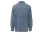 Een lichtblauw denim overhemd met lange mouwen.