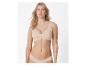 Vrouw in huidkleurige beha en slip
