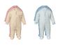 Biologisch katoenen babypakjes: een roze set met beertjes en een gestreepte blauwe set.