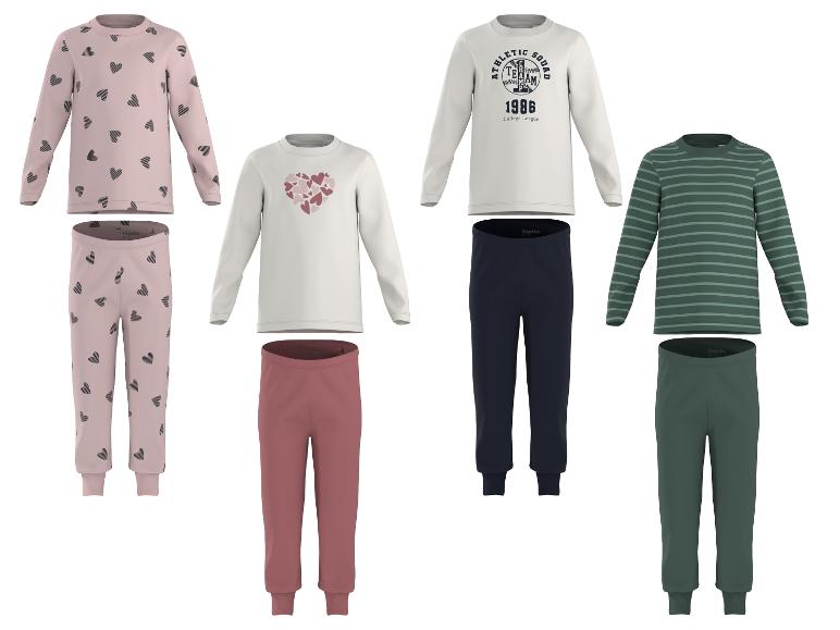 Kinderpyjama's met lange mouwen met hartjes, 'ATHLETIC SQUAD'-tekst en gestreepte patronen.