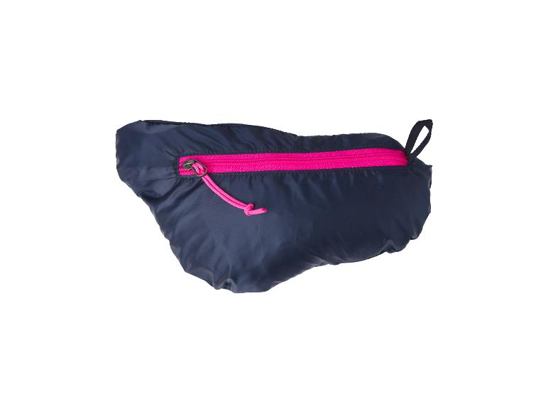 Donkerblauwe jas met roze rits.