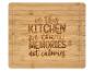 Bamboe snijplank met de tekst 'In deze keuken tellen we herinneringen, geen calorieën'
